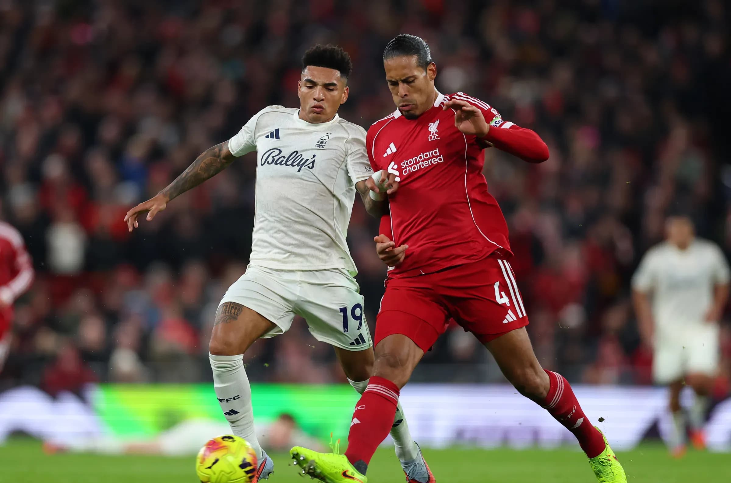 Cầu thủ Liverpool (áo đỏ) tranh bóng với cầu thủ Nottingham Forest (áo trắng) trên sân Anfield