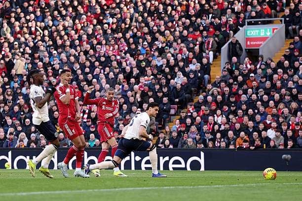 Cầu thủ Liverpool sút bóng trước khung thành West Ham tại sân Anfield