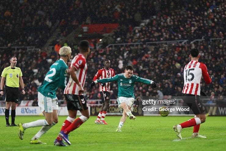 Cầu thủ Liverpool sút bóng trong trận đấu, thể hiện nỗ lực giành điểm theo triết lý của HLV Arne Slot.