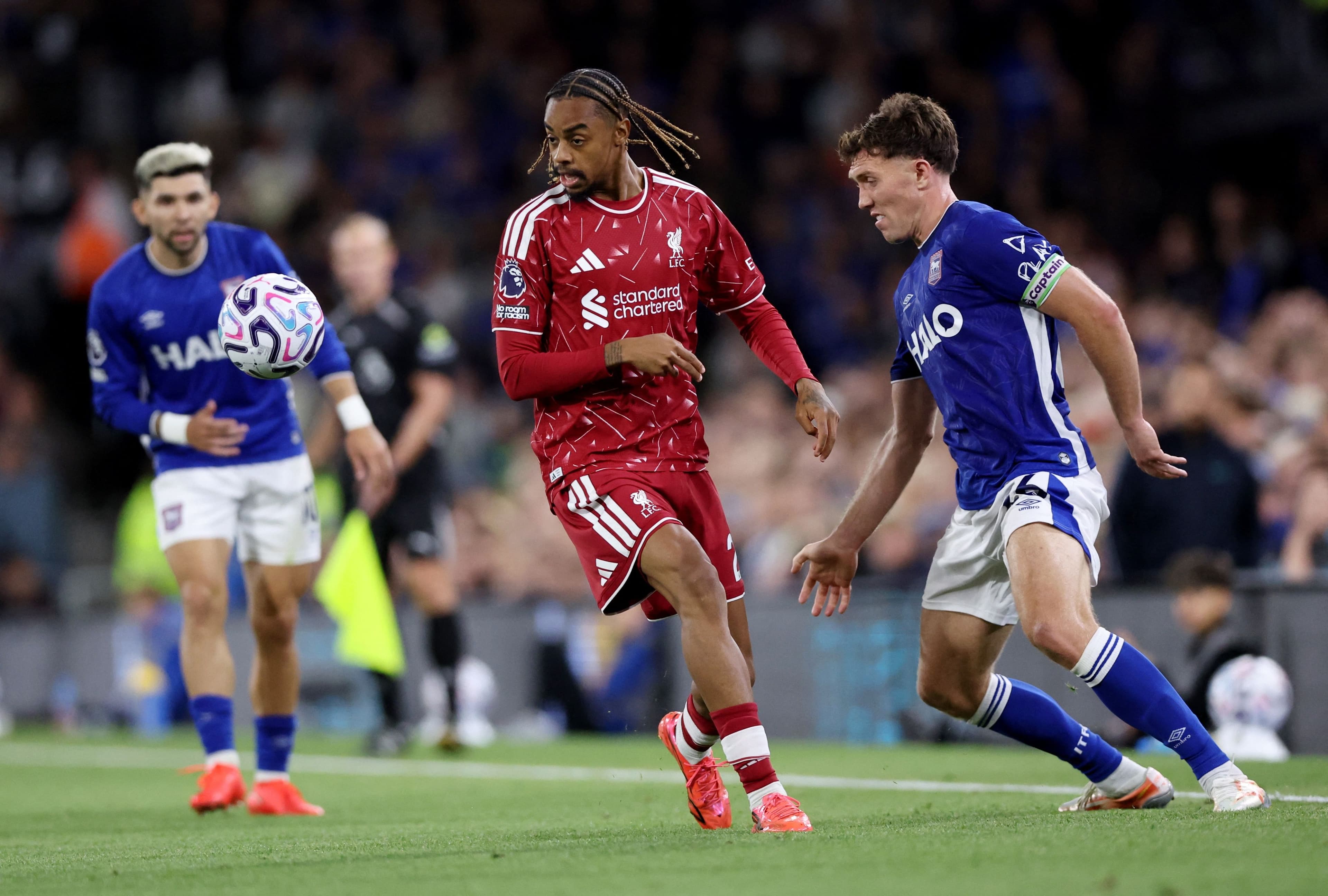 Cầu thủ Liverpool tấn công, cầu thủ Ipswich Town phòng ngự