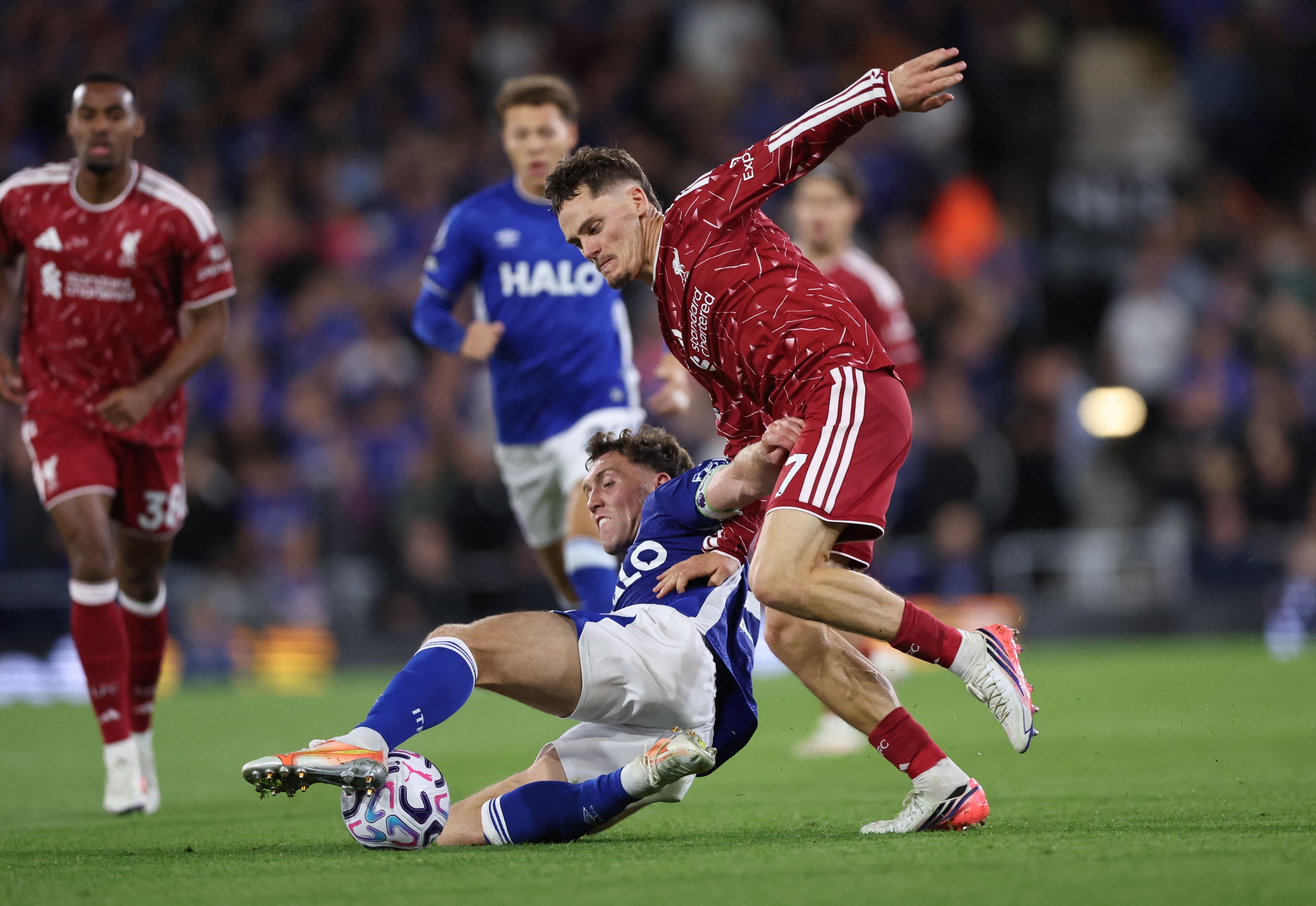 Cầu thủ Liverpool tranh chấp quyết liệt với cầu thủ Ipswich Town