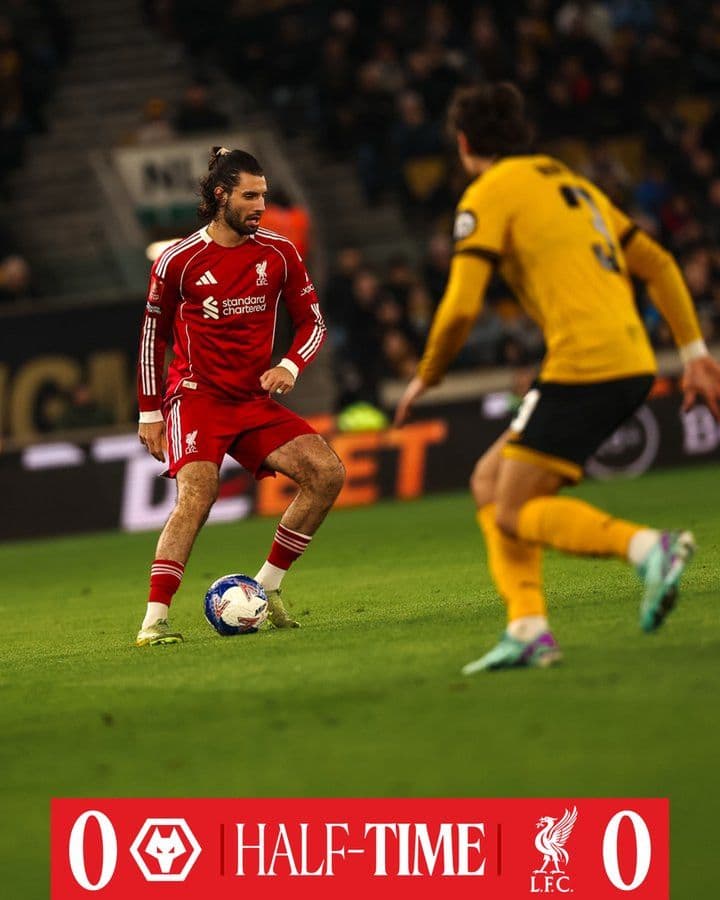 Cầu thủ Liverpool trên sân trong bối cảnh áp lực điều chỉnh chiến thuật sau hiệp một không bàn thắng.