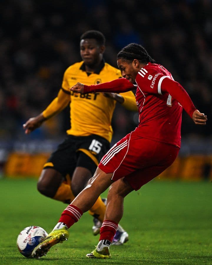 Cầu thủ Liverpool trong một pha dứt điểm không thành công trong trận thua sốc trước Wolves.