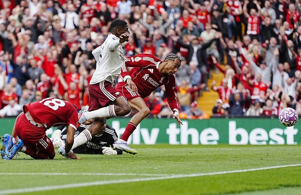 Cầu thủ Liverpool và Arsenal tranh bóng quyết liệt trước khung thành trong trận đấu tại Anfield