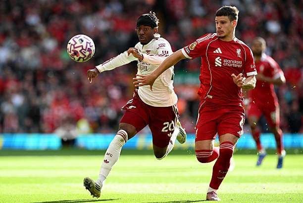 Cầu thủ Liverpool và Arsenal tranh chấp bóng quyết liệt giữa sân, thể hiện cuộc đấu chiến thuật