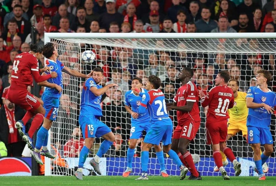 Cầu thủ Liverpool và Atletico Madrid tranh chấp bóng quyết liệt trong vòng cấm