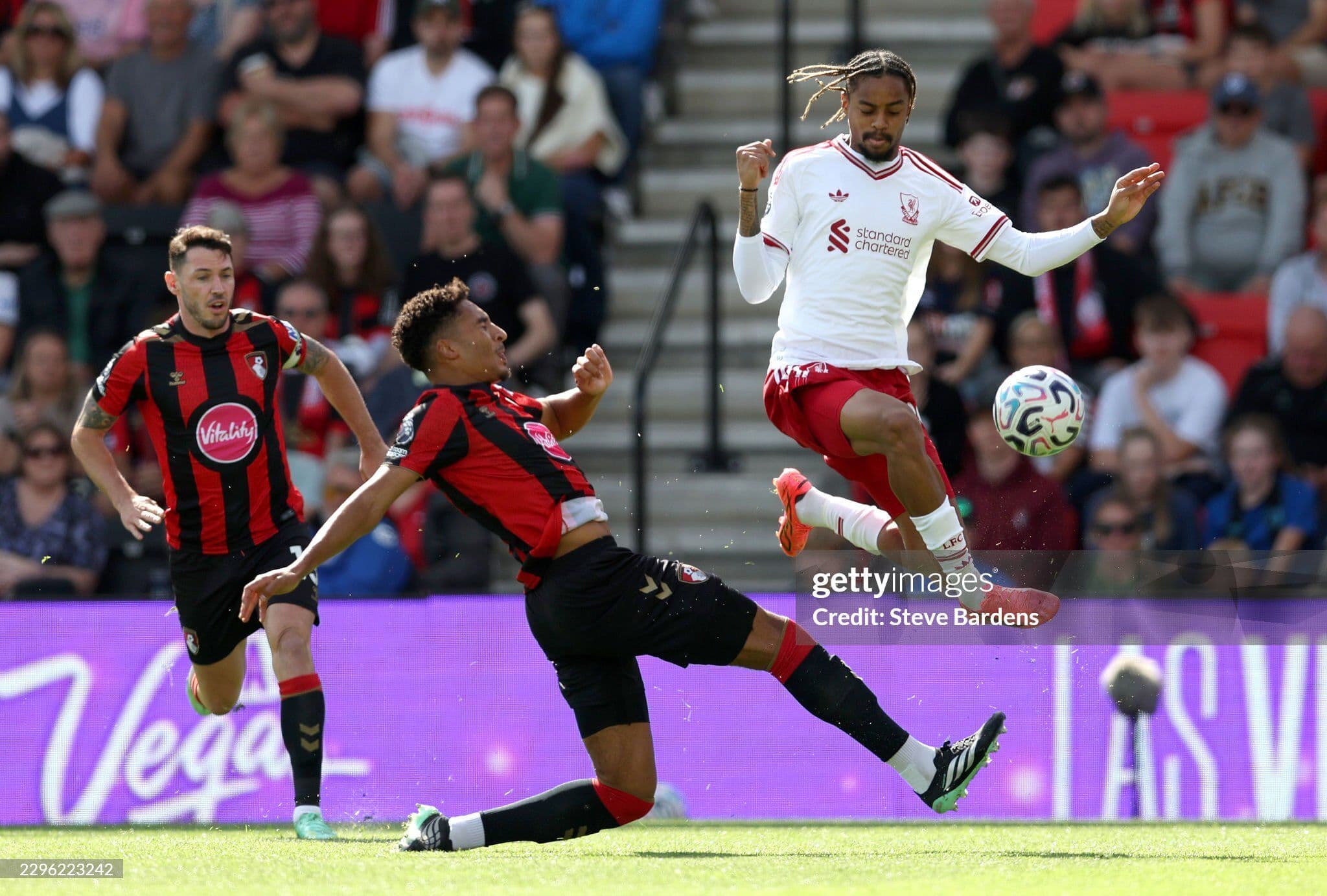 Cầu thủ Liverpool và Bournemouth tranh bóng trên không, thể hiện sự căng thẳng của trận đấu.
