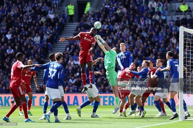 Cầu thủ Liverpool và Everton tranh chấp bóng trên không trong trận derby Merseyside