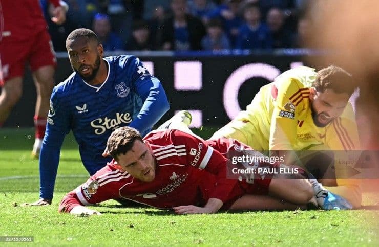 Cầu thủ Liverpool và Everton tranh chấp quyết liệt trên sân cỏ trong trận derby Merseyside