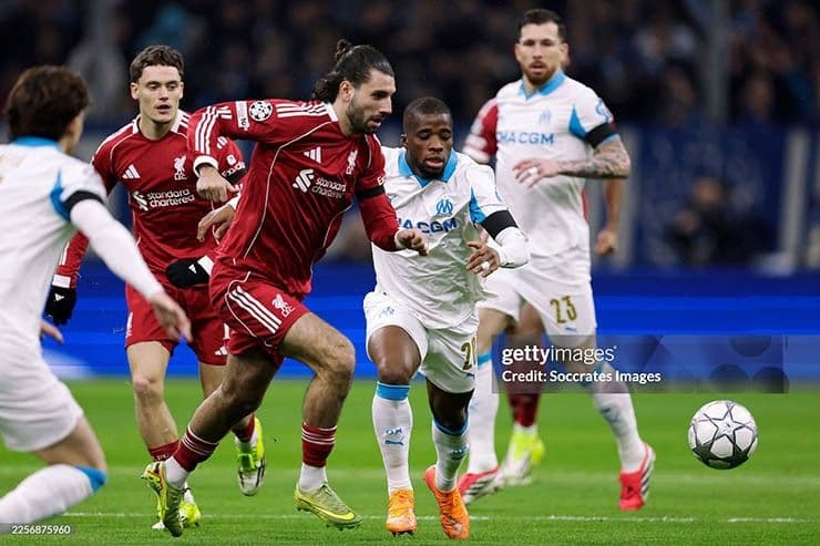 Cầu thủ Liverpool và Marseille tranh bóng quyết liệt