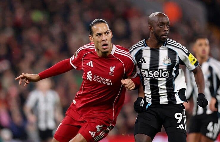 Cầu thủ Liverpool và Newcastle tranh chấp bóng, thể hiện sự đối đầu trong trận mở màn.
