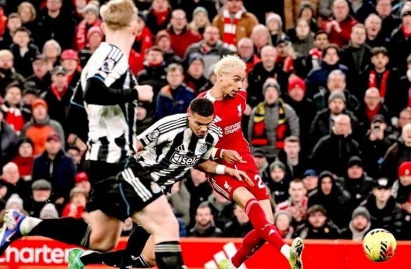 Cầu thủ Liverpool và Newcastle tranh chấp quyết liệt trên sân, phản ánh cuộc chiến tái định hình sức mạnh.