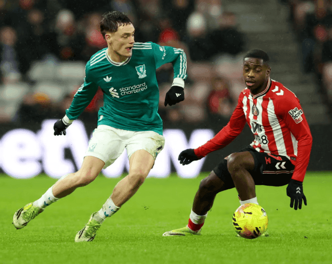 Cầu thủ Liverpool và Sunderland tranh chấp bóng, minh họa cho trận đấu mà Van Dijk ghi bàn quyết định từ pha phạt góc.