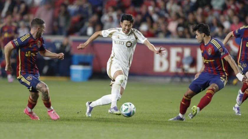 Cầu thủ Los Angeles FC (áo trắng) đối đầu với cầu thủ Real Salt Lake (áo đỏ xanh) trong trận đấu MLS
