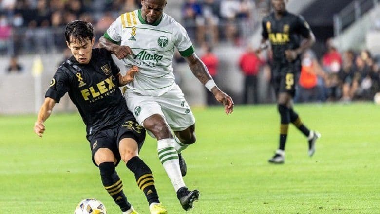 Cầu thủ Los Angeles và Portland Timbers tranh bóng trong trận đấu MLS.