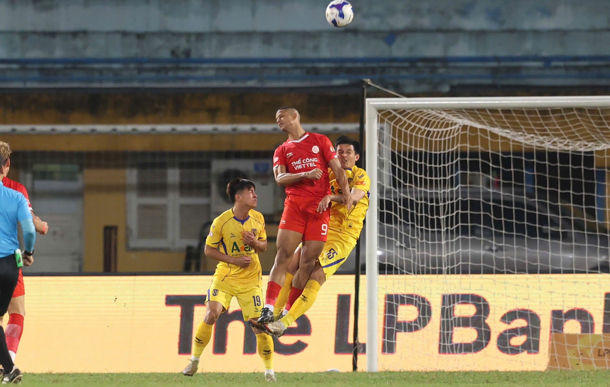 Cầu thủ Lucao của Thể Công Viettel tranh chấp bóng bổng, thể hiện điểm nhấn chiến thuật tấn công.