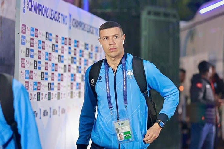 Cầu thủ Lucas Alves của Nam Định với ánh mắt quyết tâm, sẵn sàng cho cuộc đấu trí chiến thuật.