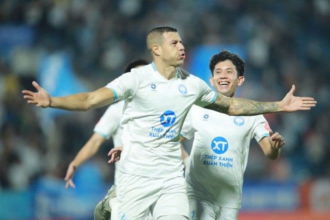Cầu thủ Lucas của Nam Định ăn mừng bàn thắng mở tỷ số trong trận hòa 1-1 với Hà Nội FC.