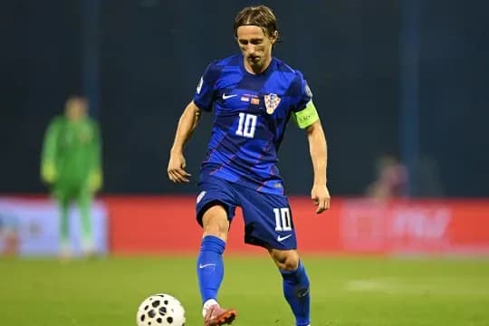 Cầu thủ Luka Modric của Croatia trên sân, tượng trưng cho sự phát triển tài năng cá nhân và lộ trình bóng đá chuyên nghiệp.