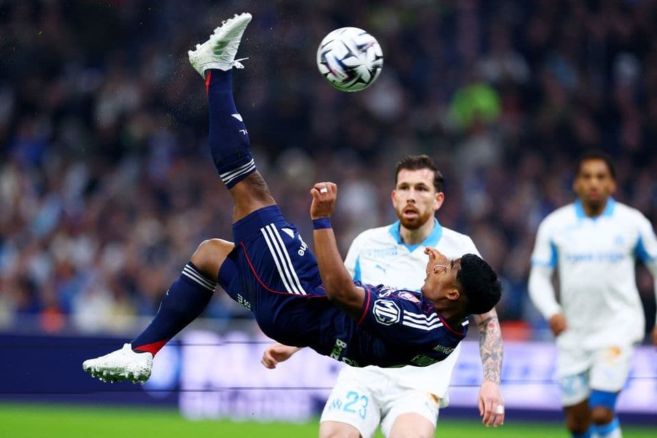 Cầu thủ Lyon thực hiện cú sút xe đạp chổng ngược trong trận đấu bóng đá