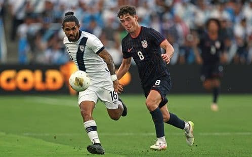 Cầu thủ Mỹ và Guatemala tranh bóng trong trận bán kết Gold Cup căng thẳng.