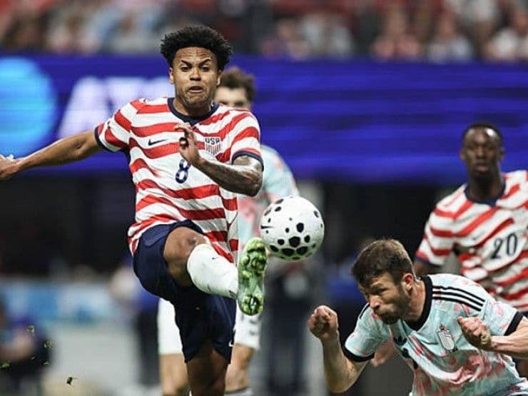Cầu thủ Mỹ Weston McKennie trong pha tranh bóng với cầu thủ Bỉ trong trận giao hữu