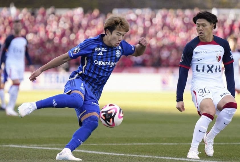 Cầu thủ Machida Zelvia và Kashima Antlers tranh tài quyết liệt tại Cúp Hoàng Đế.