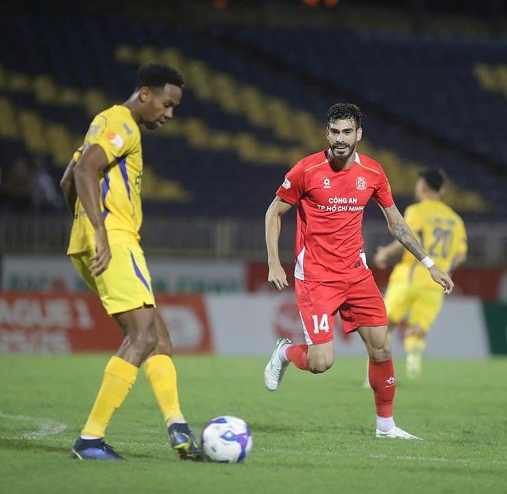 Cầu thủ Makrillos Peter của Công an TP.HCM trong một pha tranh chấp bóng, góp phần vào cú lội ngược dòng.