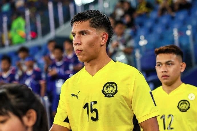 Cầu thủ Malaysia Dion Cools trên sân, thể hiện quyết tâm trước trận tái đấu với Việt Nam