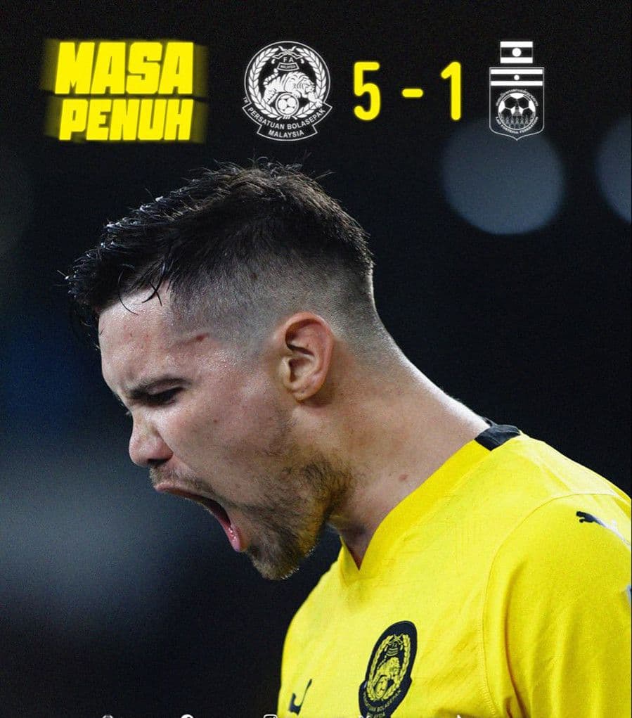 Cầu thủ Malaysia ăn mừng chiến thắng 5-1 trước Lào, đánh dấu màn lội ngược dòng ấn tượng.