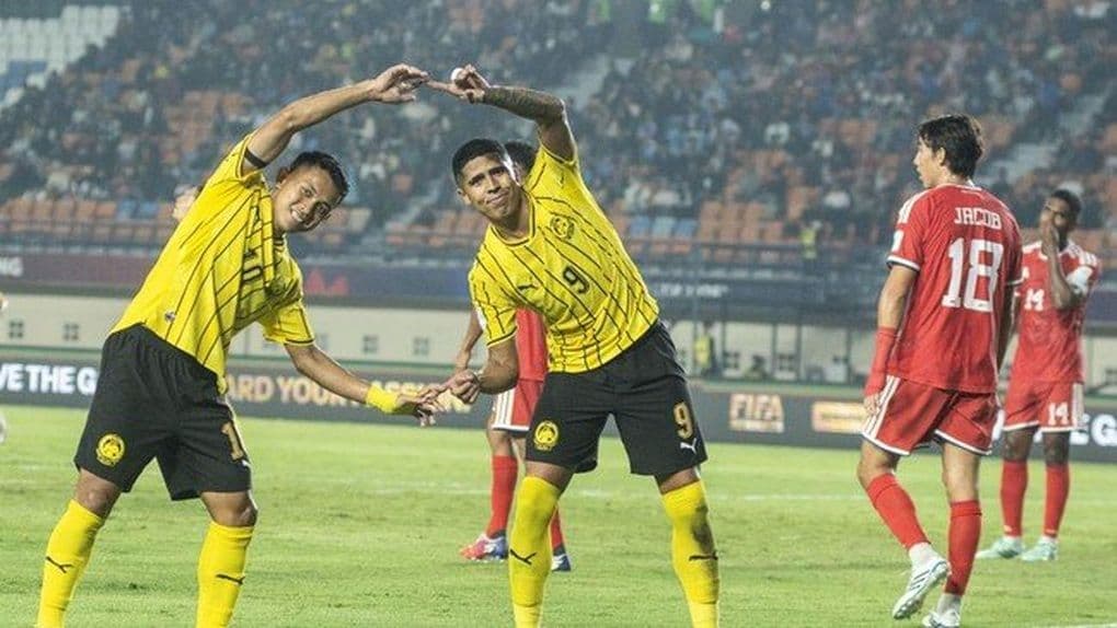 Cầu thủ Malaysia trên sân, thể hiện sự thất vọng sau trận đấu gây tranh cãi