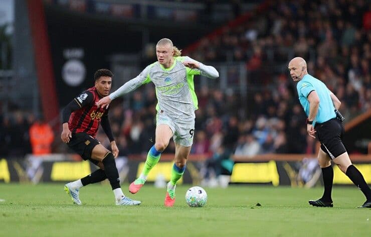Cầu thủ Man City Erling Haaland đối đầu với cầu thủ Bournemouth trong trận đấu