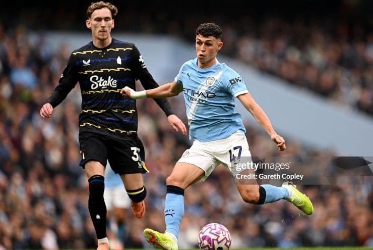 Cầu thủ Man City gặp khó khăn trước hàng phòng ngự kiên cố của Everton trong hiệp một