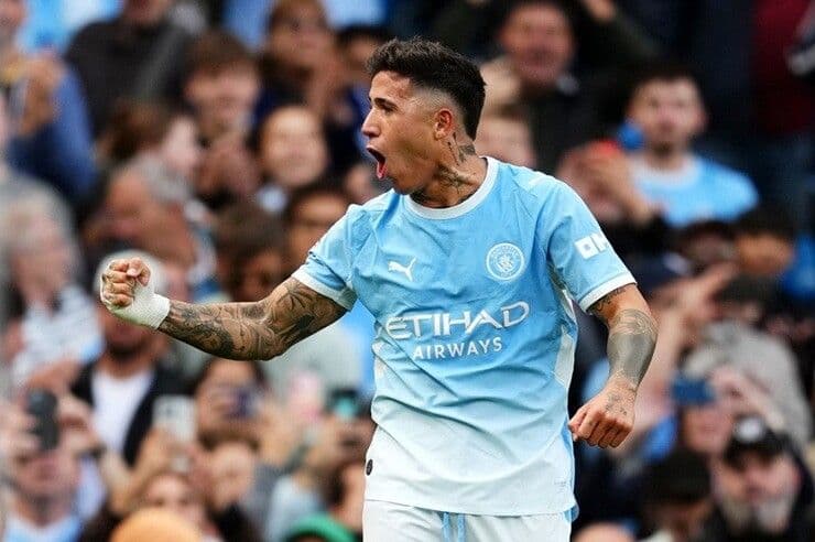 Cầu thủ Man City ăn mừng bàn thắng, biểu tượng cho vinh quang và sự thống trị hiện tại của câu lạc bộ