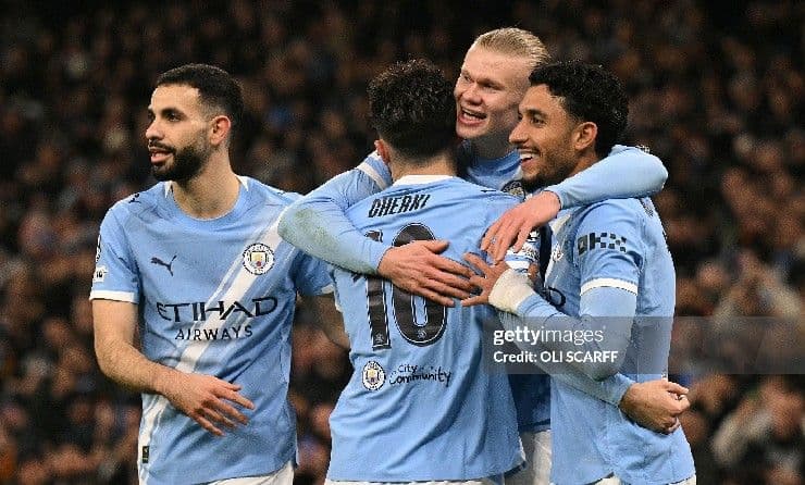 Cầu thủ Man City ăn mừng bàn thắng, thể hiện quyết tâm bám đuổi Arsenal