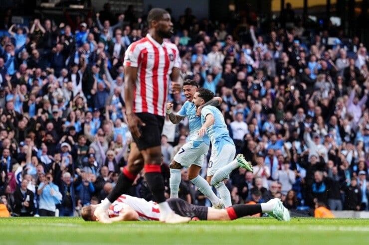 Cầu thủ Man City ăn mừng bàn thắng, thể hiện sự thống trị và vinh quang trong kỷ nguyên mới của bóng đá