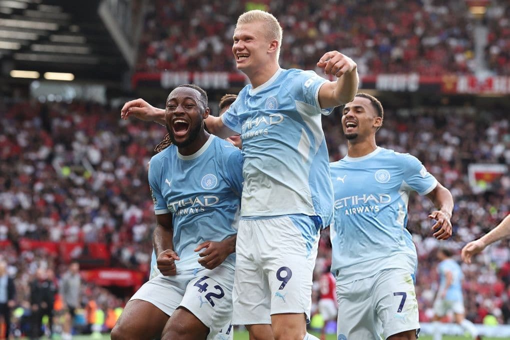 Cầu thủ Man City ăn mừng bàn thắng trong trận derby Manchester, thể hiện niềm vui chiến thắng.