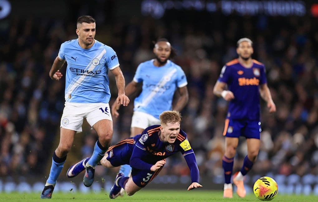 Cầu thủ Man City tranh bóng quyết liệt với đối thủ Newcastle tại sân Etihad