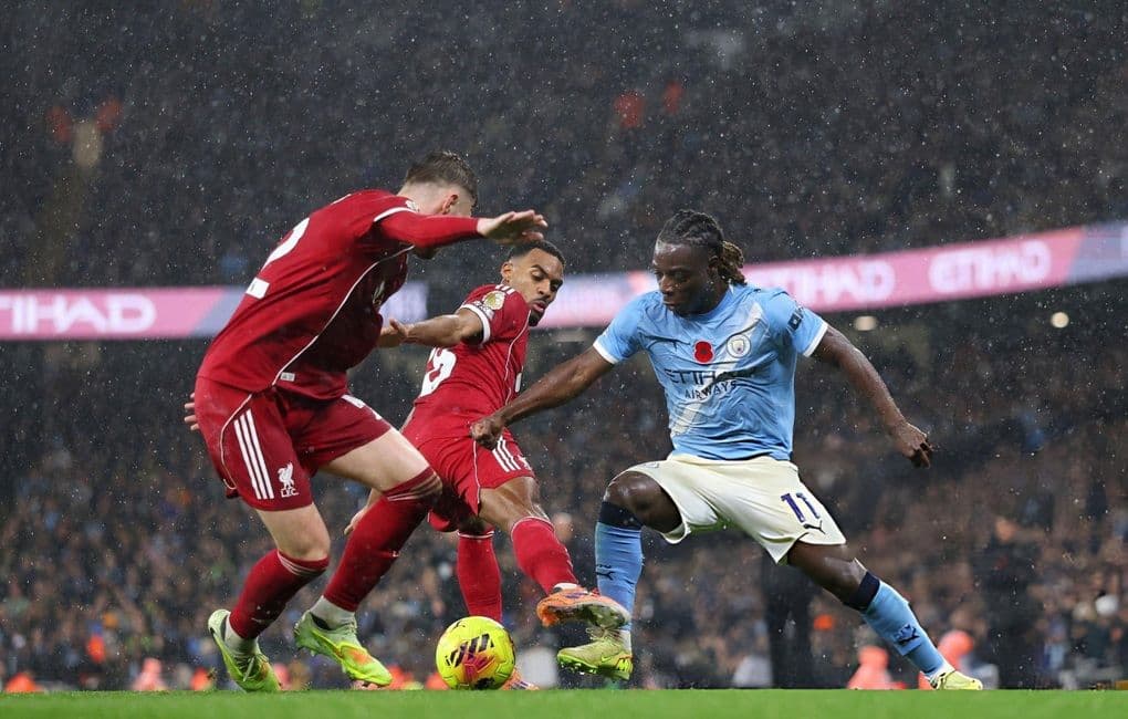 Cầu thủ Man City và Liverpool tranh chấp bóng quyết liệt trên sân, thể hiện cuộc chiến chiến thuật và tâm lý