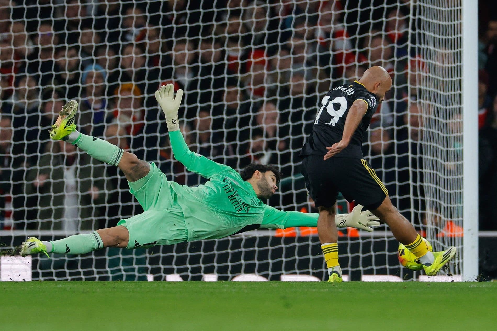 Cầu thủ Man United dứt điểm ghi bàn vào lưới thủ môn Arsenal, thể hiện sự hiệu quả.