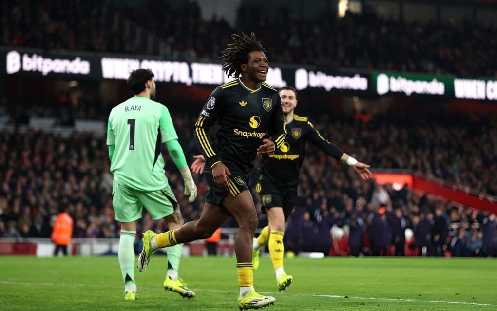 Cầu thủ Man United ăn mừng bàn thắng, đánh dấu bước ngoặt định mệnh của trận đấu.