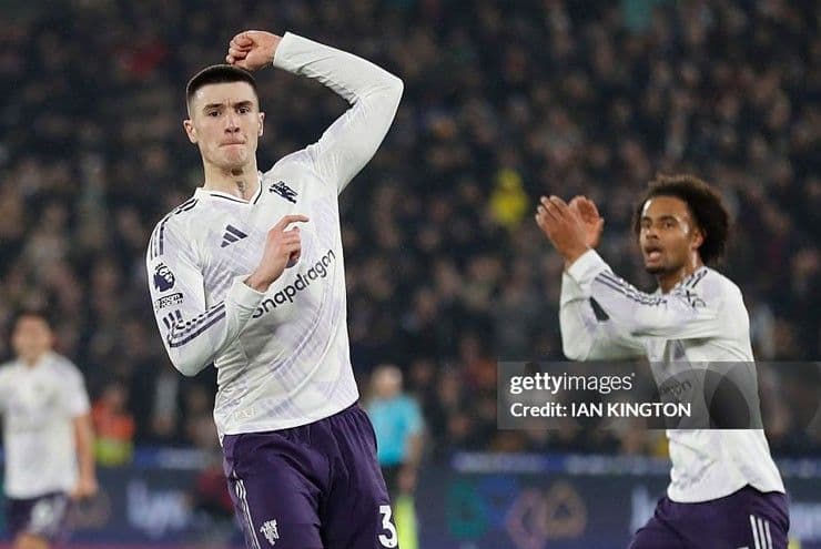 Cầu thủ Man Utd Benjamin Sesko ăn mừng bàn thắng gỡ hòa ở phút bù giờ.