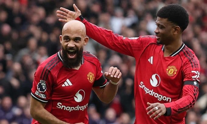 Cầu thủ Man Utd ăn mừng bàn thắng, thể hiện niềm vui chiến thắng quan trọng trước Tottenham.