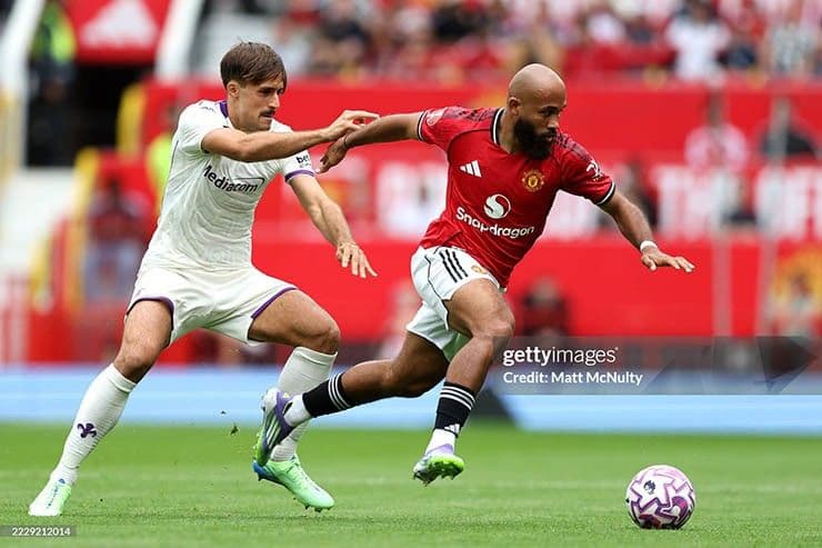 Cầu thủ Man Utd (áo đỏ) trong pha tranh chấp bóng với cầu thủ Fiorentina trong trận giao hữu