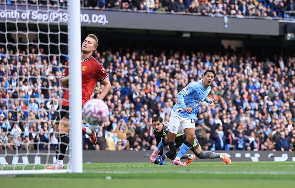 Cầu thủ Man Utd thất vọng sau bàn thua trong trận đấu với Man City, thể hiện sự mong manh của hàng phòng ngự.