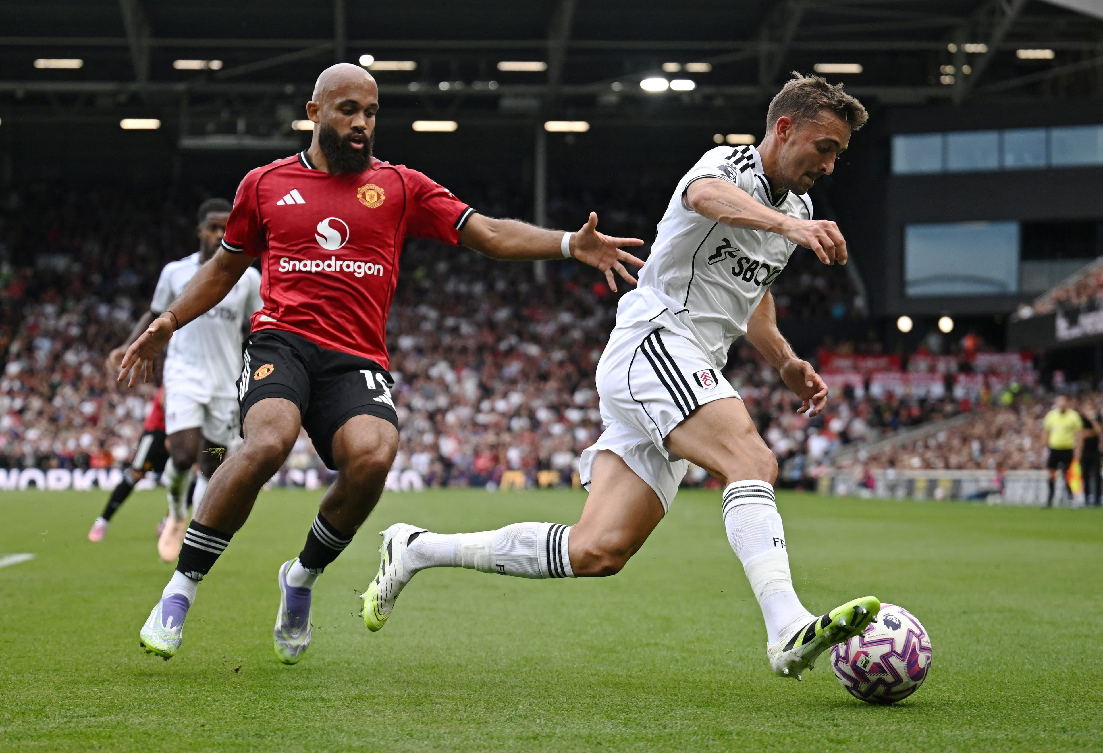 Cầu thủ Man Utd tranh chấp bóng quyết liệt với đối thủ Fulham.