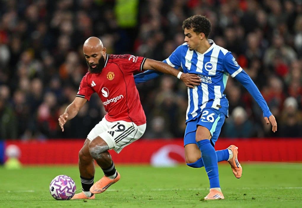 Cầu thủ Man Utd trong một pha tranh chấp bóng, thể hiện phong độ thi đấu mạnh mẽ dưới thời Ruben Amorim.