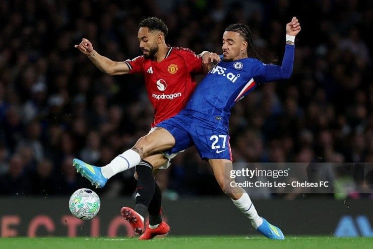 Cầu thủ Man Utd và Chelsea tranh chấp bóng quyết liệt trên sân