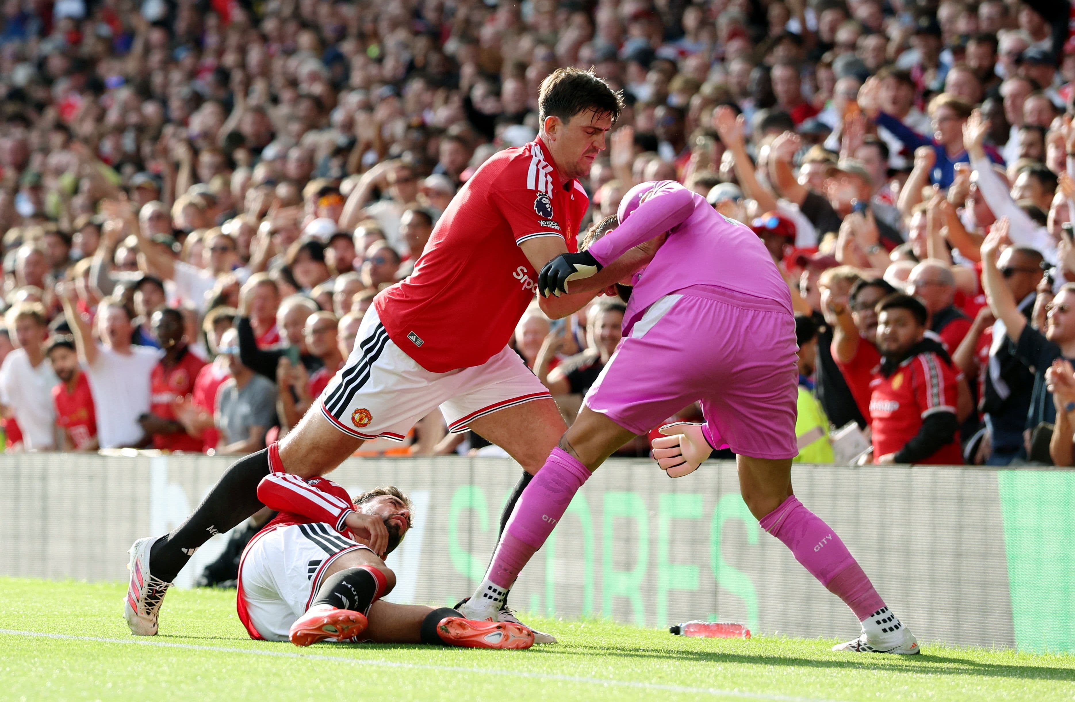 Cầu thủ Man Utd và Man City tranh chấp bóng quyết liệt, với khán giả trên khán đài, minh họa sự gắn kết cộng đồng và bản sắc CLB.
