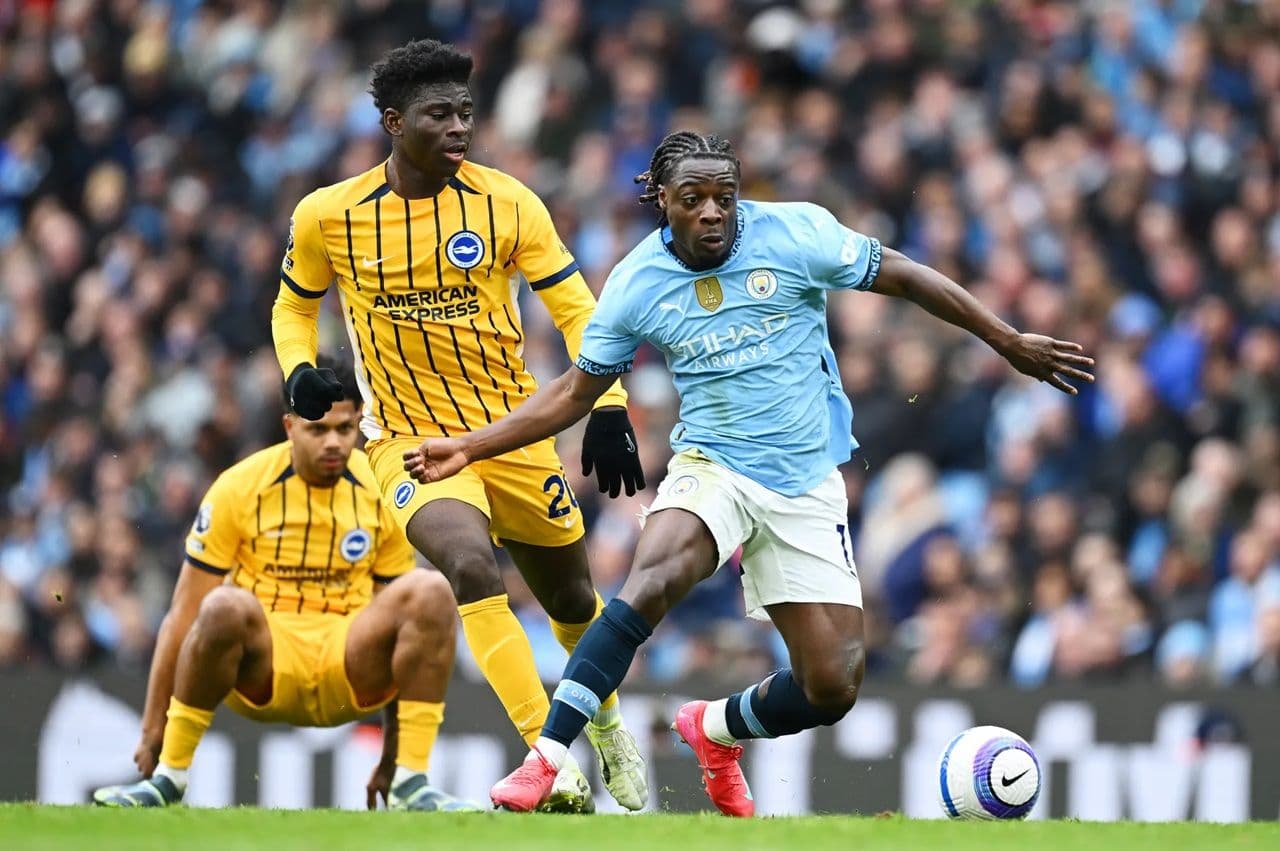 Cầu thủ Manchester City và Brighton tranh chấp bóng quyết liệt trên sân Amex.